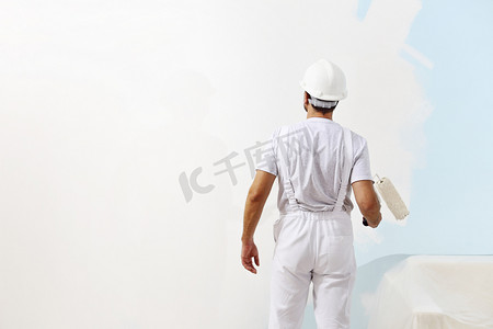 画家人上班用油漆滚筒，墙上画的概念