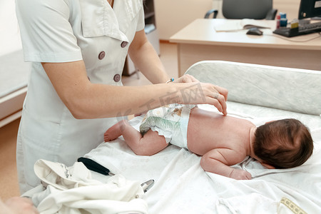 儿科医生检查 littlle 刚出生的婴儿