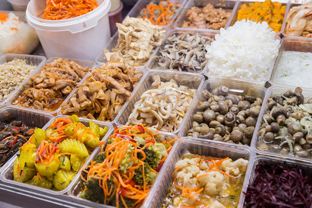 韩国小吃和沙拉在市场上的托盘展出.