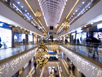 建筑物新年摄影照片_圣诞销售，购物中心，欢乐地装饰的时间。模糊的背景