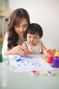 幼儿园教学摄影照片_母亲和女儿绘画