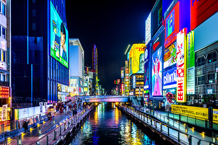 日本大阪道顿堀夜间购物街游客漫步.