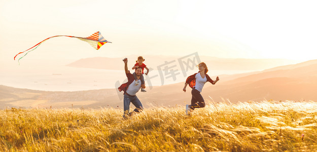 幸福的家庭父亲, 母亲和孩子的女儿推出风筝