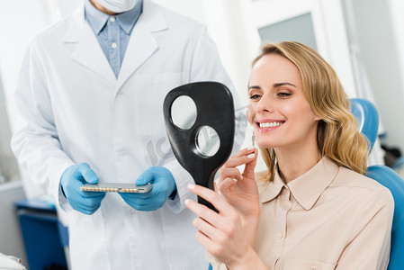 现代牙科诊所女性选择牙种植镜的临床观察