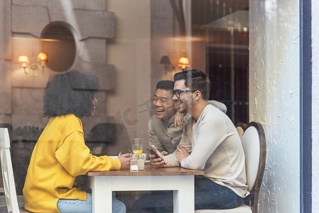 一群快乐的朋友在咖啡馆里聊天.