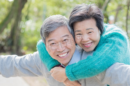 老夫妇愉快地微笑在公园里 