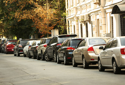 traffic摄影照片_Cars on parking