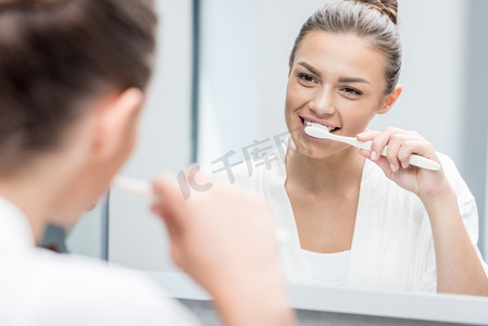 妇女刷牙