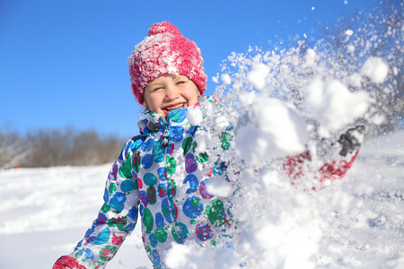 冬季孩子摄影照片_孩子在冬天的时候