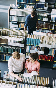 在图书馆读书的学生