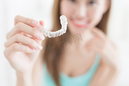 开心大笑的女人摄影照片_隐形牙套的女人