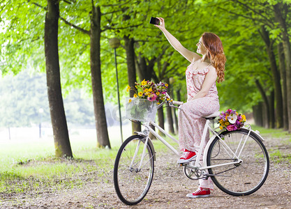 在公园里骑自拍照的女孩