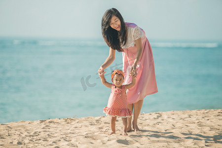 外教icon摄影照片_享受她在沙滩上的第一步