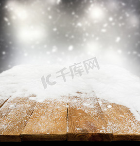 被雪覆盖着的木桌 
