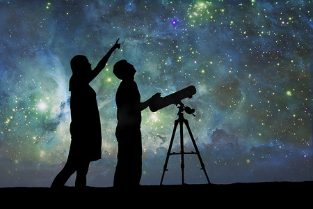 望远镜的轮廓。由美国国家航空航天局提供的这张图片的元素。男孩和女孩正在看夜晚的天空。爱在星空下