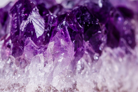 紫色年会邀请函摄影照片_白色 backg 晶体中的宏观矿物石紫色紫水晶