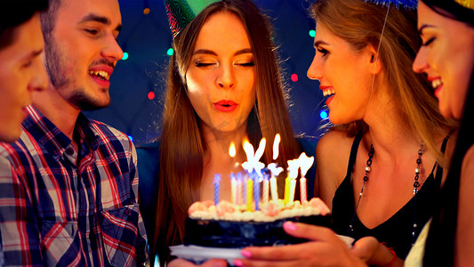 快乐的朋友生日蜡烛庆祝蛋糕.