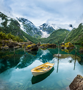 诺威摄影照片_高山湖挪威渔船