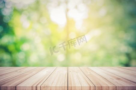空的木桌上与模糊绿色自然抽象黑色