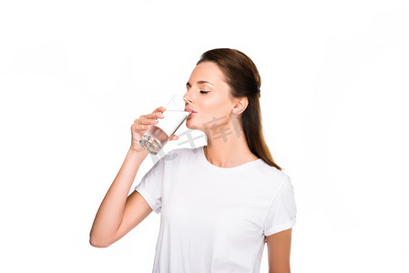 欧美生活摄影照片_拿着杯子喝水的年轻女人