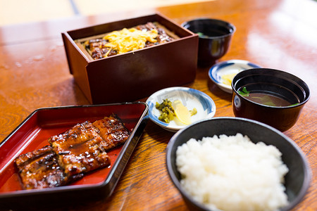 吃馒头摄影照片_在与日本海鲜碗鳗鱼饭