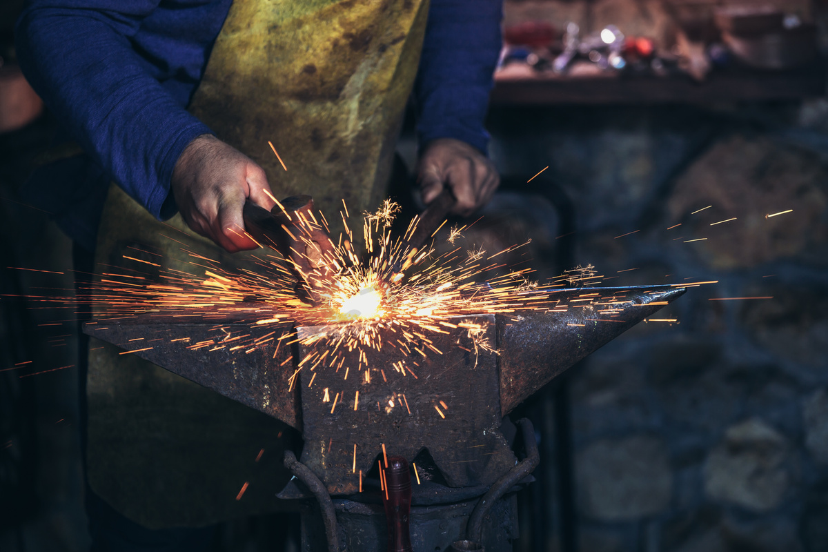一把锤子的完整制作过程，传承已久的铁匠老手艺