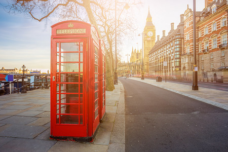 伦敦，英国-传统老英国红色电话在维多利亚路堤与大笨钟在背景框 