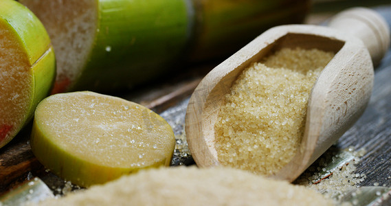 甘蔗、 方糖和糖原料颗粒中的组成一个宏镜头。概念︰ 甜味剂、 性质、 能量、 果汁和饮料.