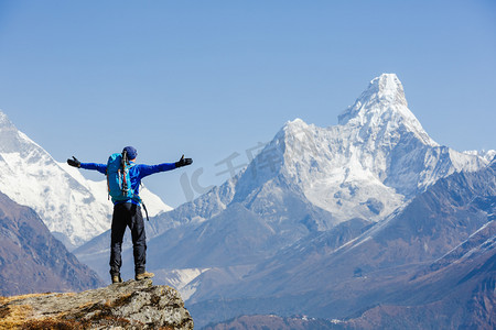 徒步旅行者享受上珠峰迷航 Ama 这样山景，尼泊尔的喜马拉雅山脉中的视图