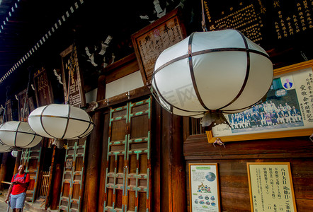 尹摄影照片_日本奈良-2017 年 7 月 26 日： 美丽的白色灯笼在日本奈良的东大 Nigatsudo 神社大佛的大厅里。佛事成立由一位和尚实尹名于 752