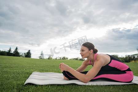 坐立前屈摄影图片-坐立前屈摄影作品-千库网