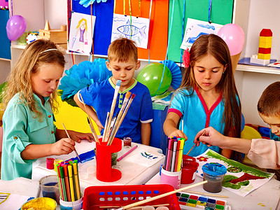 教书桌摄影照片_快乐童年组儿童在幼儿园画的 .