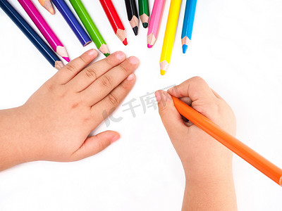 女孩用彩色铅笔绘制