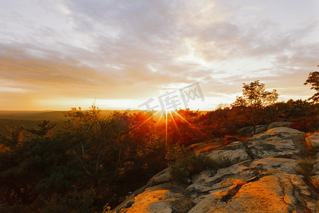共赴山海摄影照片_山顶上的日落景色秋天