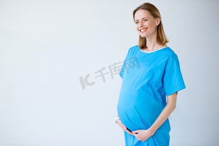 怀孕妇女摸她的肚子