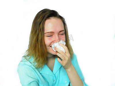 擦鼻涕摄影照片_情感的女孩在擦她的鼻子