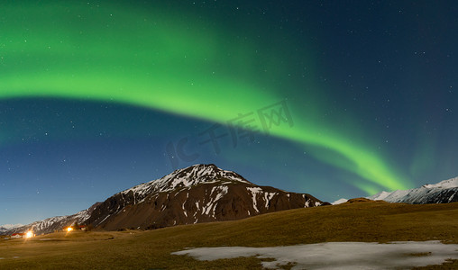在冰岛，景观极光夜