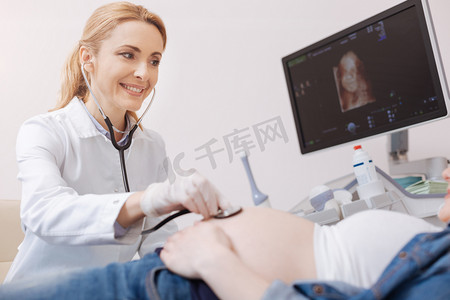 妇科医生检查胎儿的心跳