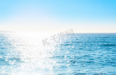 波光粼粼波纹的水表面与阳光