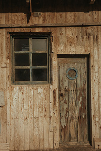 窗户和门的老房子