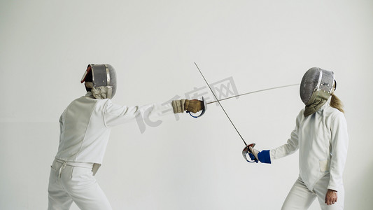 击剑摄影照片_演播室室内击剑训练后两击剑休息