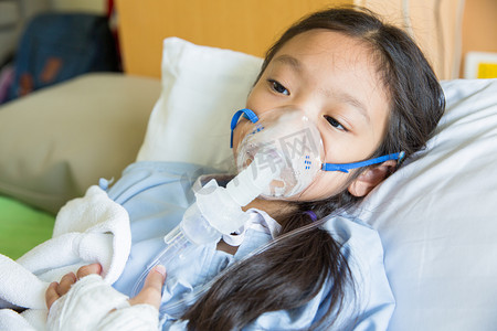 用呼吸面罩设备治疗和治疗女童病患者