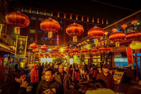 北京，中国-2017 年 1 月 29 日︰ 人有小餐厅，传统建筑和装饰迷人的街道行走，东华门小吃市场概念