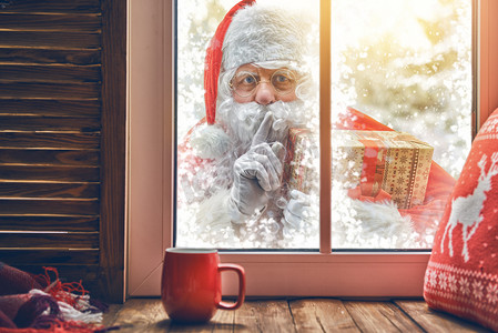 圣诞老人在敲窗户