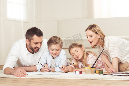 快乐的家庭绘画图片在家里