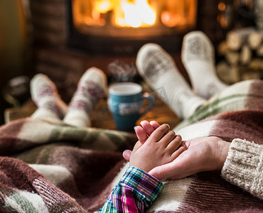 气候变暖和放松壁炉旁。母亲和女儿举行