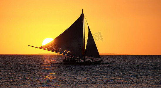 帆船在海上日落时 