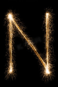 平安夜设计摄影照片_在黑色背景上的烟火字母表中的字母的英语字母 N.