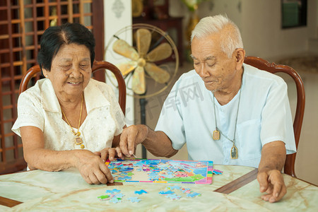 亚洲几个高级玩拼图游戏在家里
