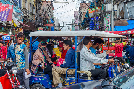 印度首都新德里拥挤的街道